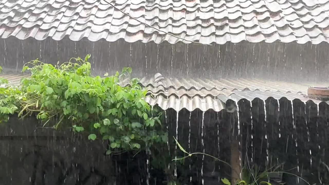 宇宙的和谐——细雨落在瓷砖上视频素材