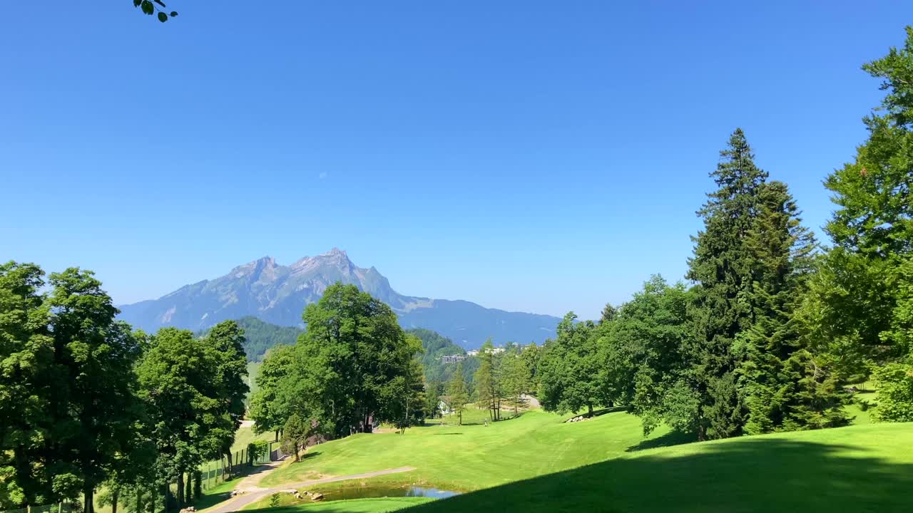 高尔夫球场与山景皮拉图斯在一个阳光明媚的夏日瑞士。视频素材