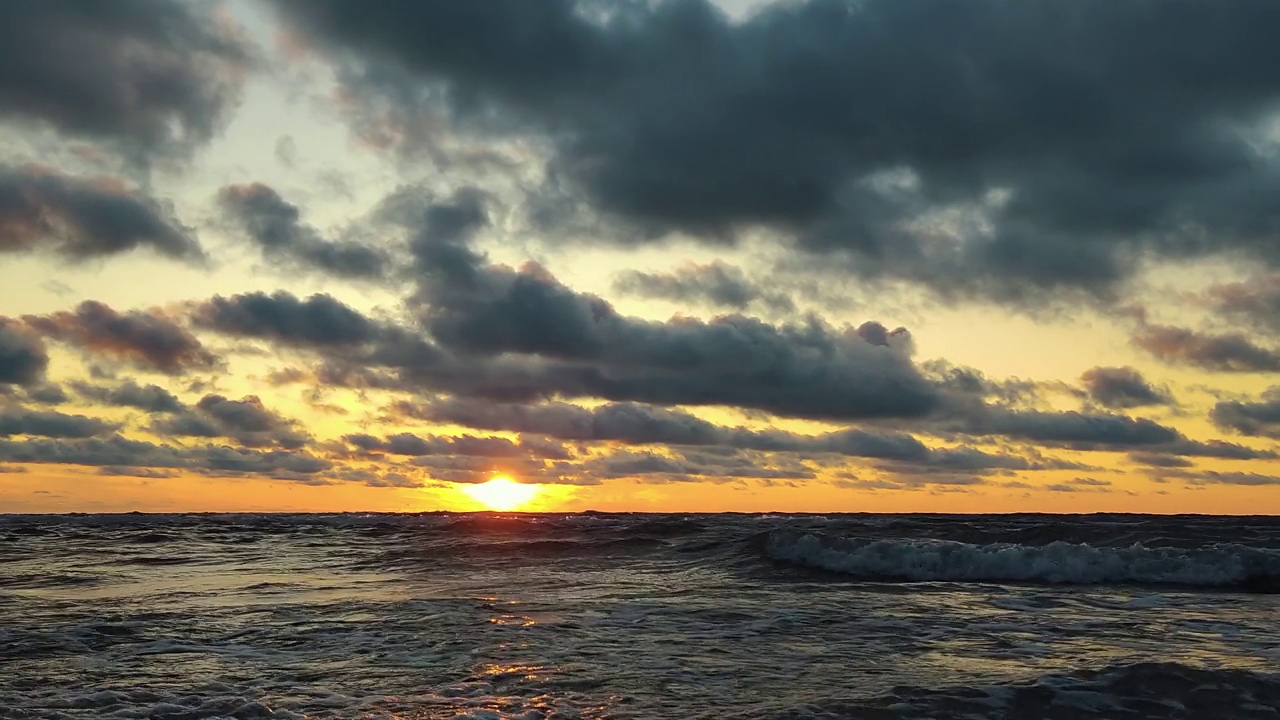 拉脱维亚Pavilosta的波罗的海日落景观。美丽的金色日落在海滩海景。闪闪发光的阳光反射。波罗的海位于库尔兰的萨卡河口视频素材