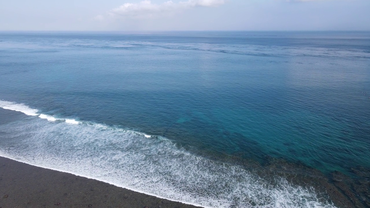 鸟瞰海浪到达努沙伦邦根岛的热带海滩景观，靠近巴厘岛，印度尼西亚视频素材