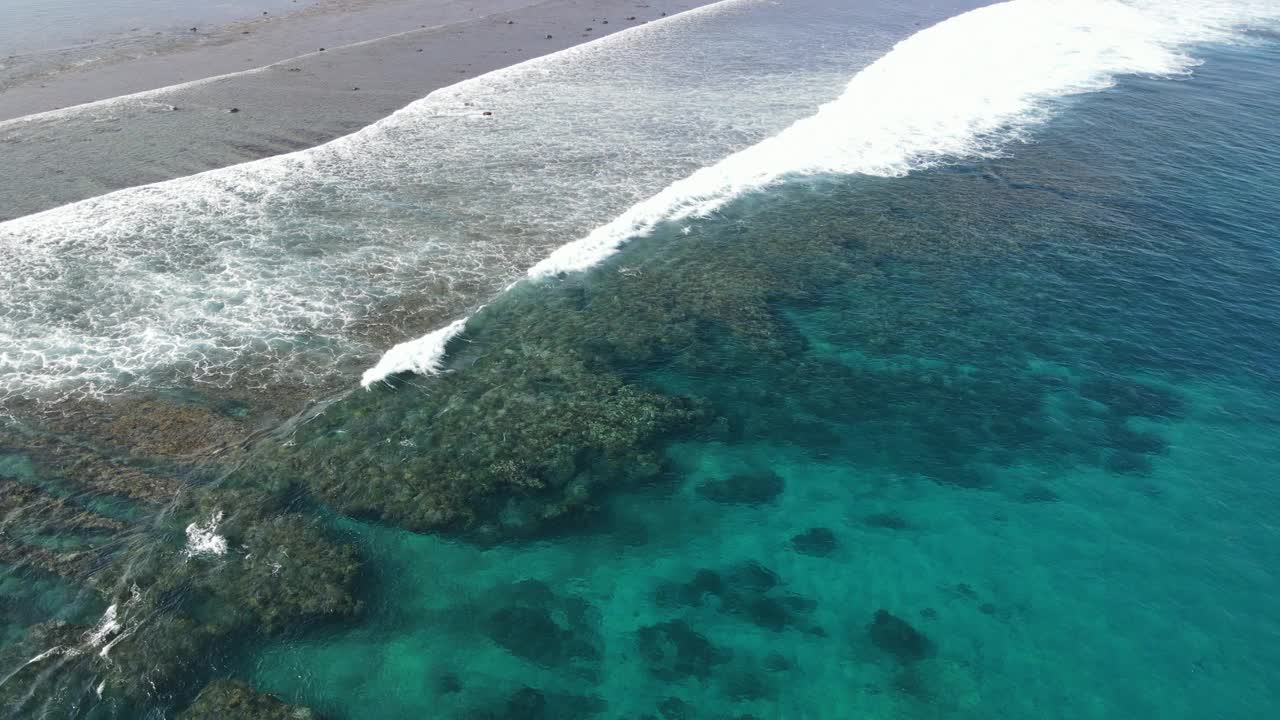 鸟瞰海浪到达努沙伦邦根岛的热带海滩景观，靠近巴厘岛，印度尼西亚视频素材