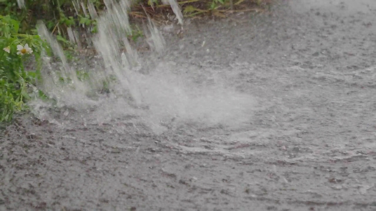 大雨倾泻在地板上视频素材