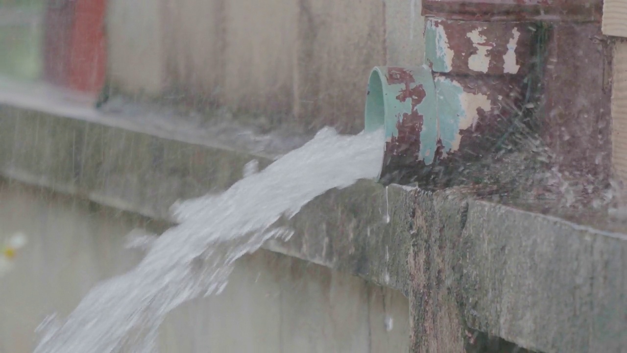 雨水从管道中倾泻而下视频素材