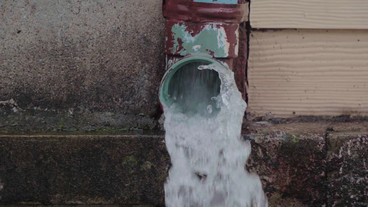 雨水从管道中倾泻而下视频素材