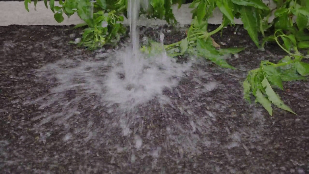 大雨倾泻在地板上视频素材