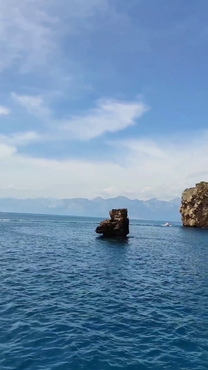 美丽的蓝色地中海和陡峭的岩石海岸视频素材