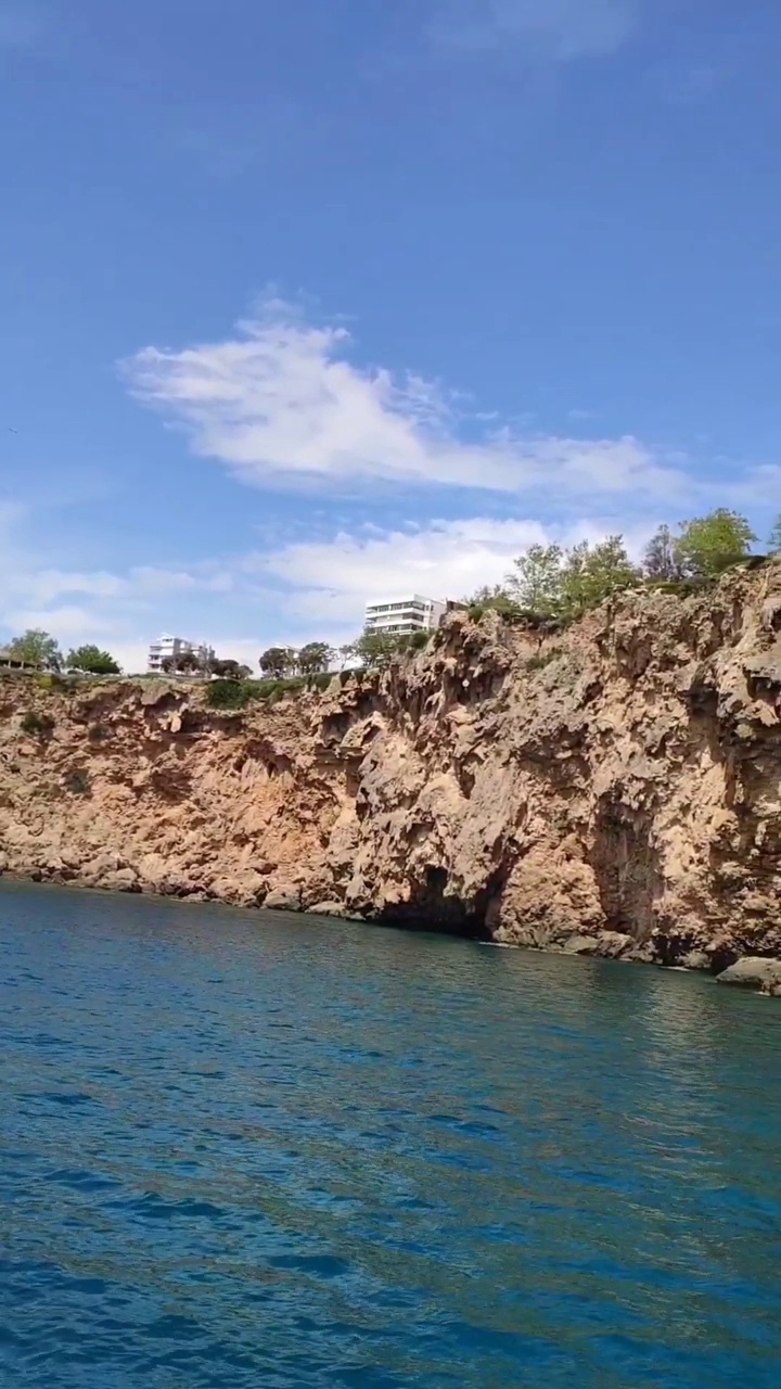 美丽的蓝色地中海和陡峭的岩石海岸视频素材