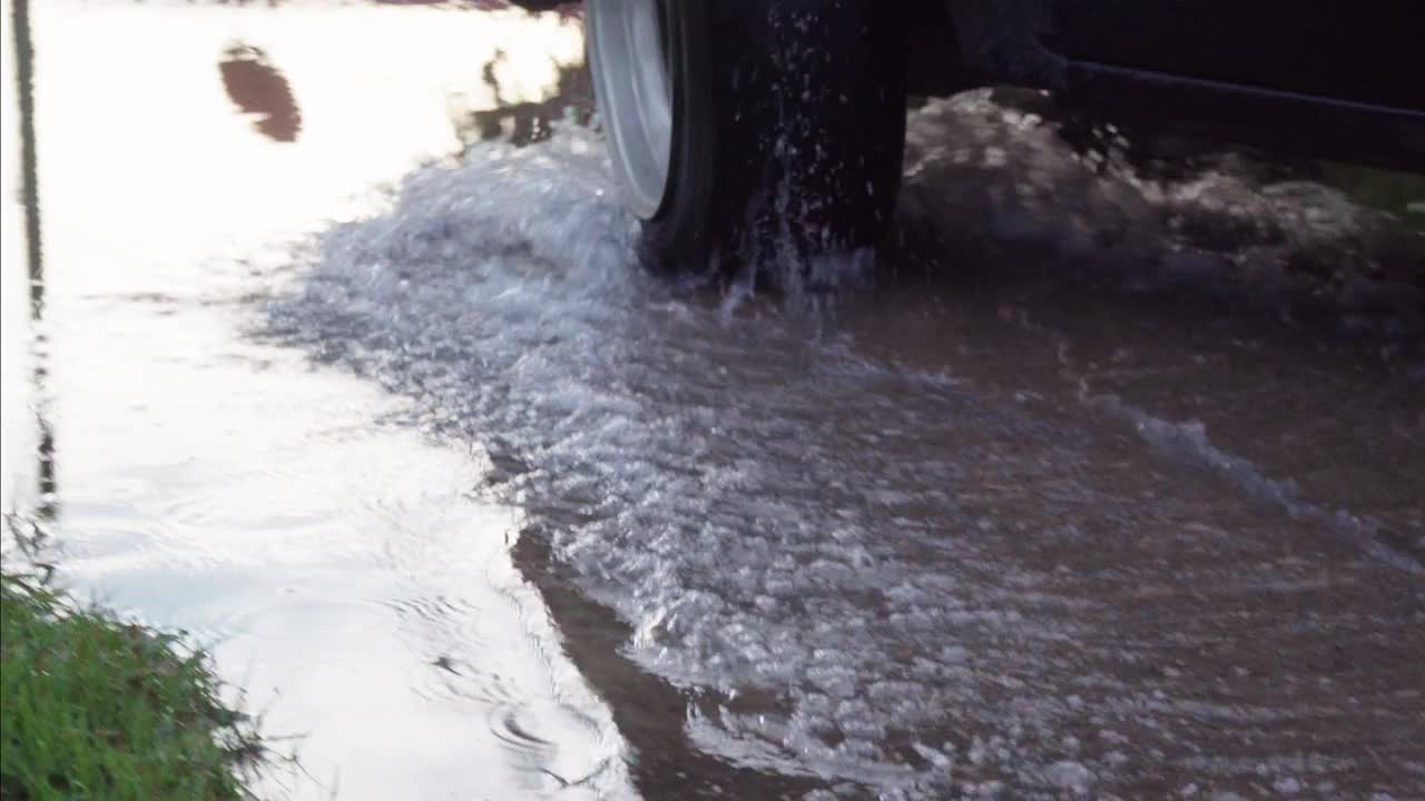 汽车在雨中行驶在路上视频素材