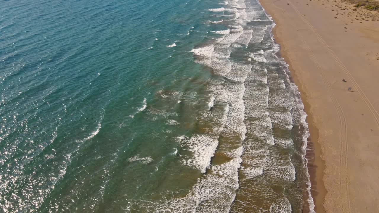 热带沙滩伊兹图祖海龟海滩和平静的蓝色大海，土耳其。自然无缝循环剪辑的热带空海滩与无限翻滚的海浪视频素材