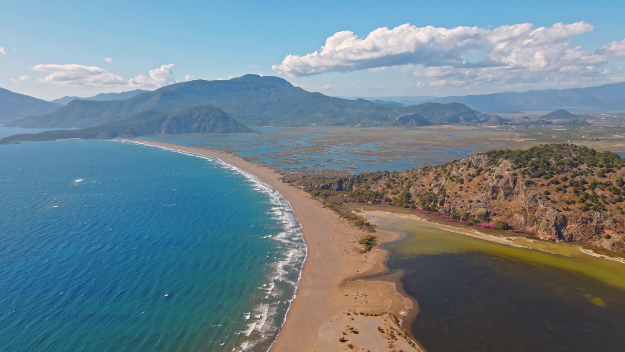 热带沙滩伊兹图祖海龟海滩和平静的蓝色大海，土耳其。自然无缝循环剪辑的热带空海滩与无限翻滚的海浪视频素材