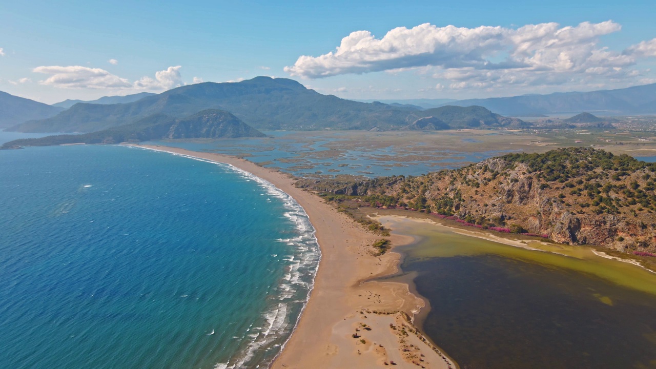 热带沙滩伊兹图祖海龟海滩和平静的蓝色大海，土耳其。自然无缝循环剪辑的热带空海滩与无限翻滚的海浪视频素材