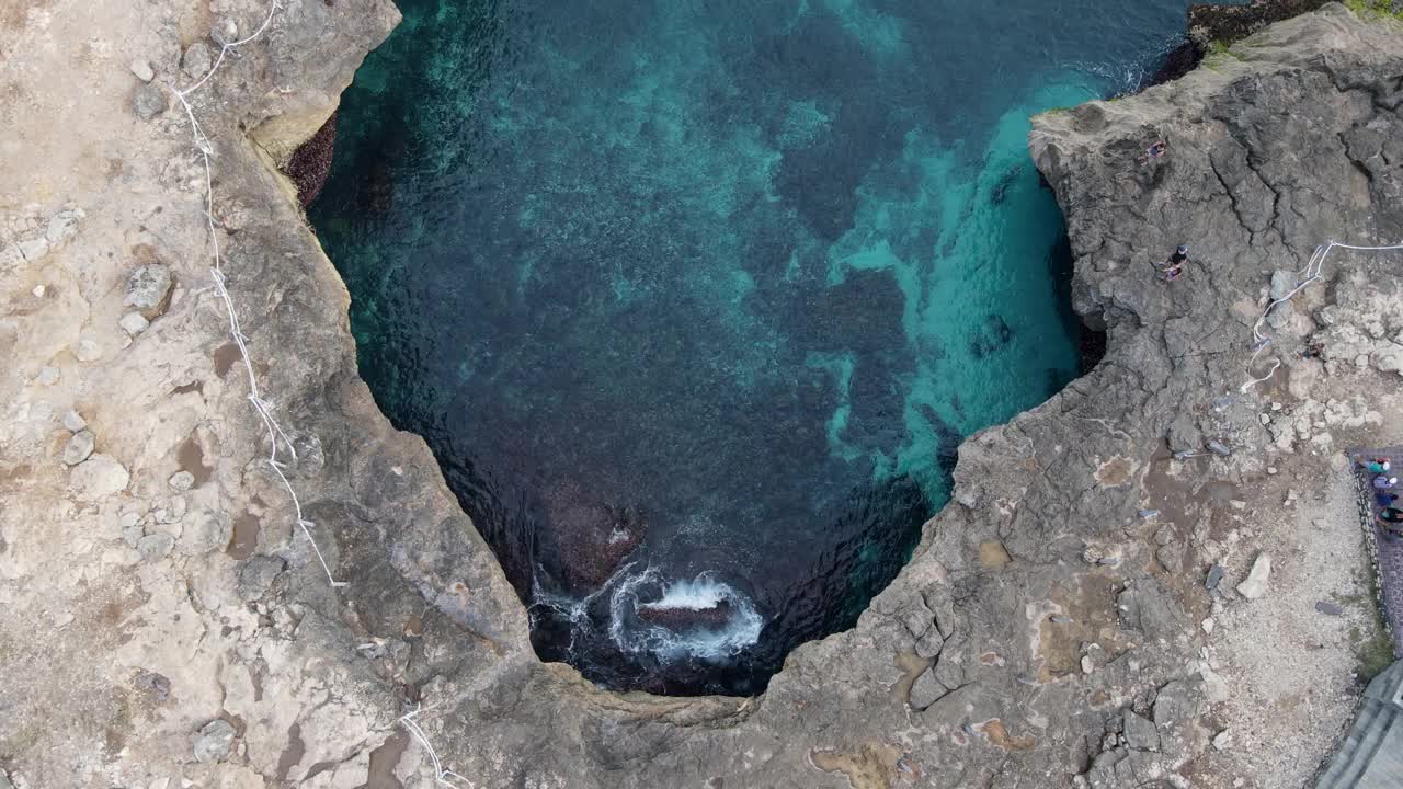 空中拍摄的“魔鬼之泪”海岸景观，位于印尼巴厘岛附近的自然地标之一——伦邦根岛(Nusa lemongan)视频素材