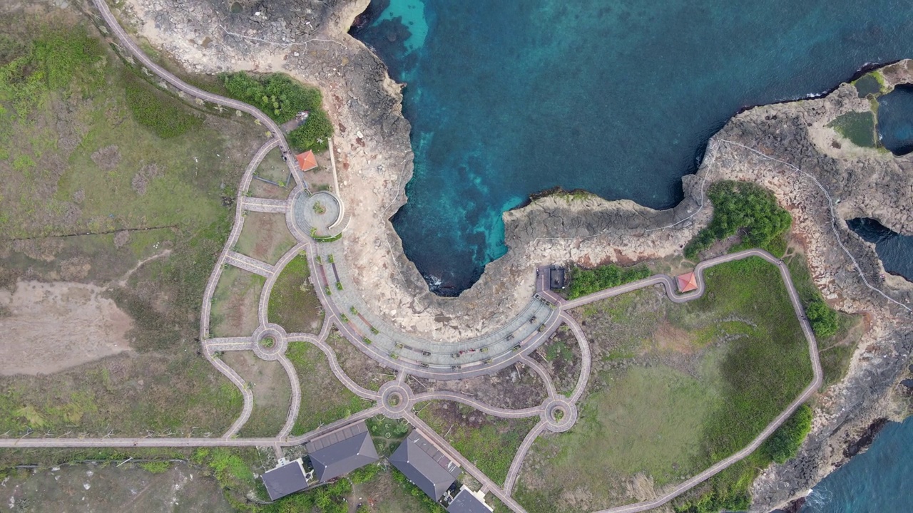 空中拍摄的“魔鬼之泪”海岸景观，位于印尼巴厘岛附近的自然地标之一——伦邦根岛(Nusa lemongan)视频素材