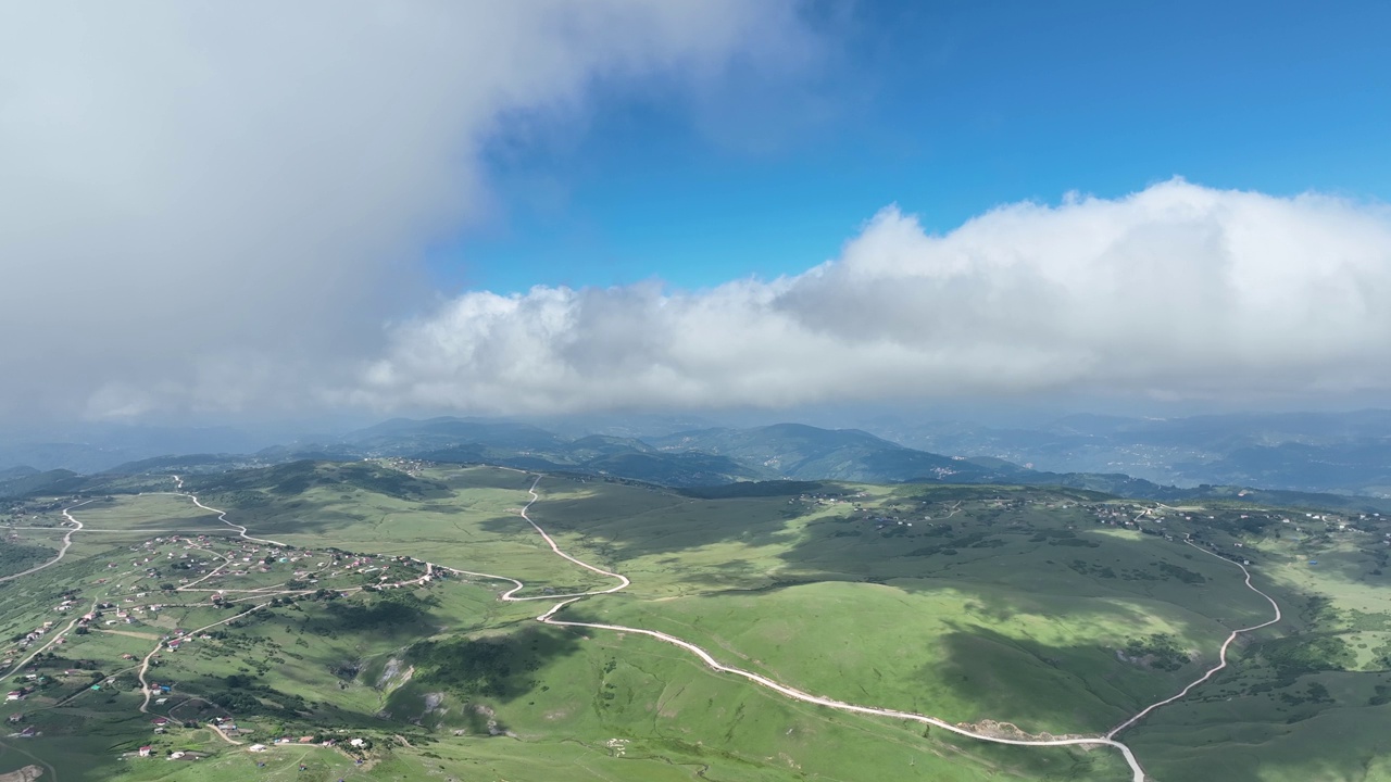 鸟瞰美丽的自然高山高原，天空中有云视频素材