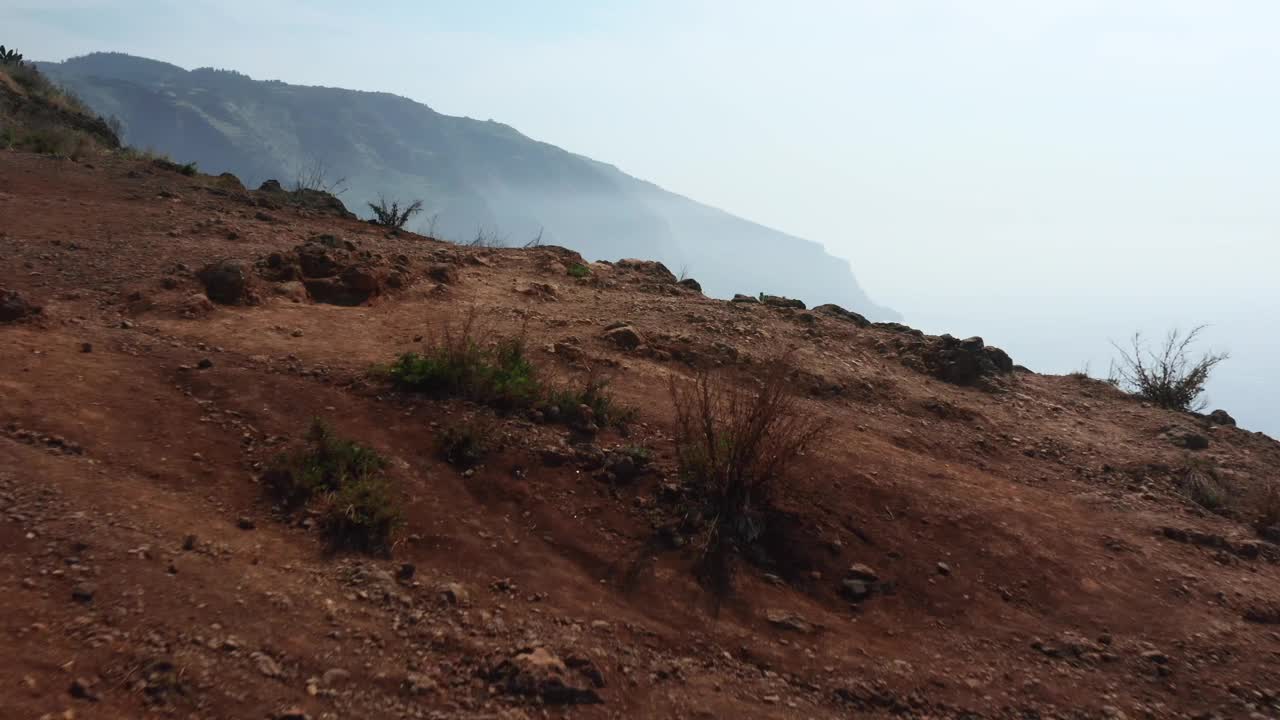 白天，无人机俯瞰位于海滨的高山视频素材