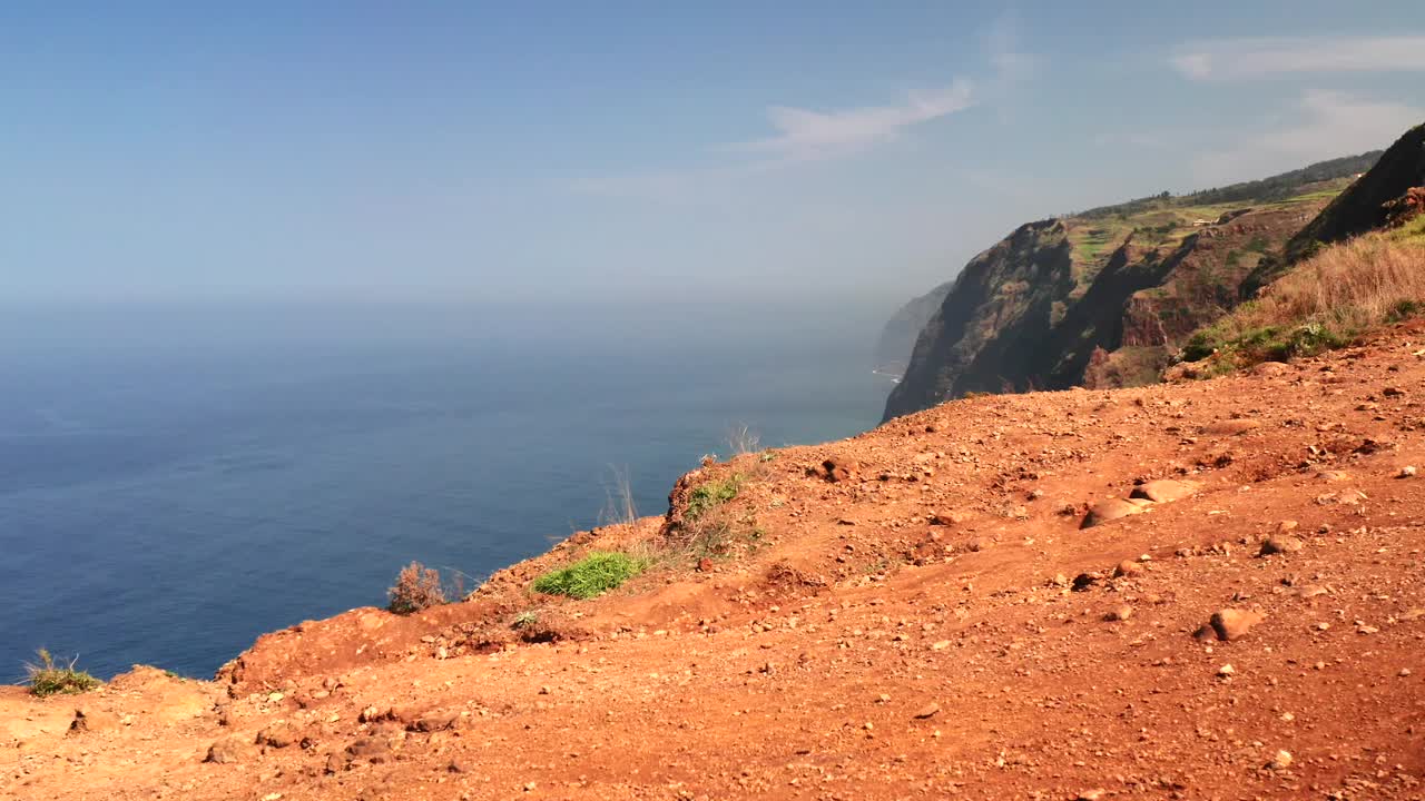 白天，无人机俯瞰位于海滨的高山视频素材