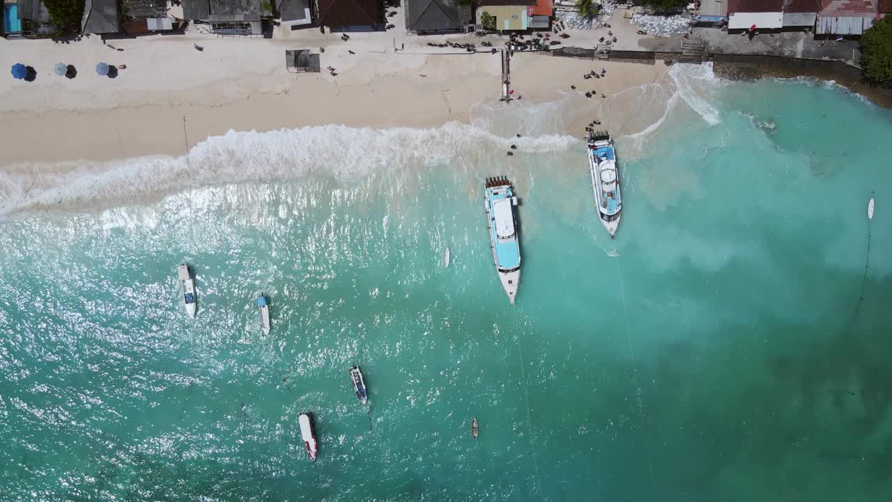 Nusa Lembongan Jungut Batu村的海岸线鸟瞰图，旅游快艇停泊在海滩上。印尼巴厘岛附近的旅游目的地之一视频素材