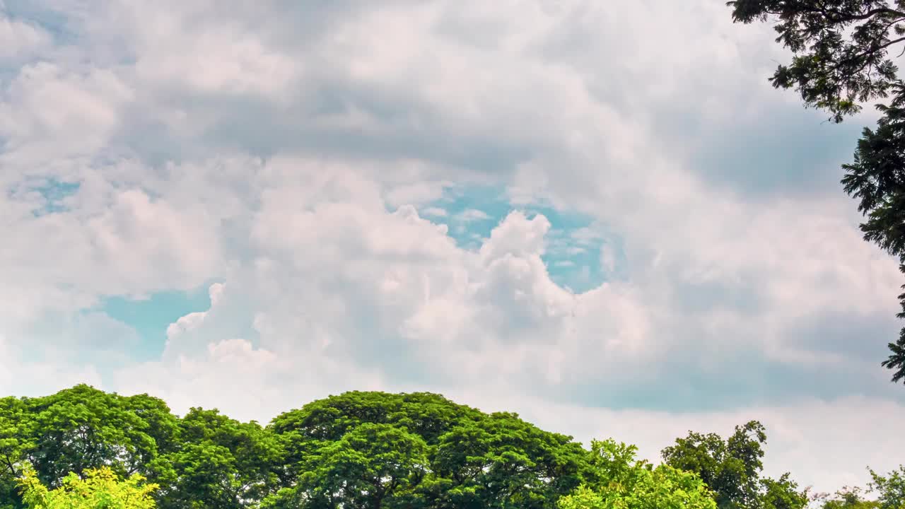 美丽的白云和缕缕，羽毛卷云漂浮在灿烂的蓝天视频素材