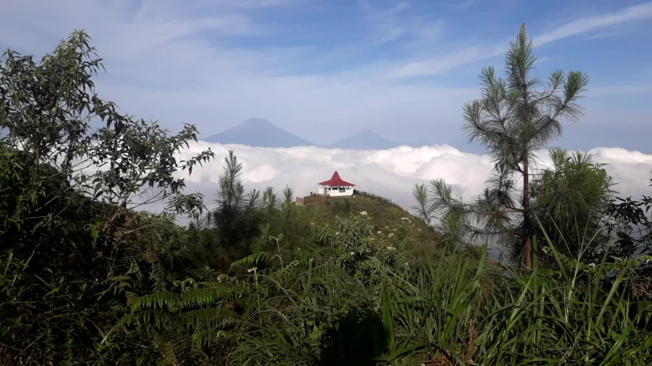 云彩在山上的时间流逝是非常美丽的视频素材