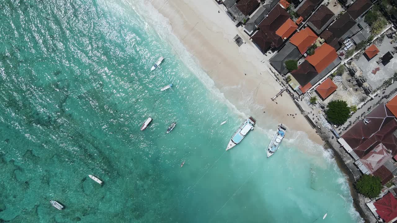 Nusa Lembongan Jungut Batu村的海岸线鸟瞰图，旅游快艇停泊在海滩上。印尼巴厘岛附近的旅游目的地之一视频素材