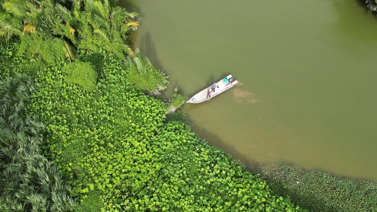 空中旋转俯视渔船视频素材