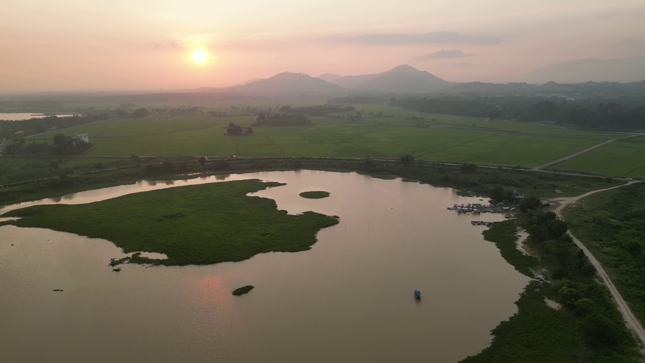 鸟瞰Pengkalan Sepit Biru Permatang Berangan的傍晚日落视频素材