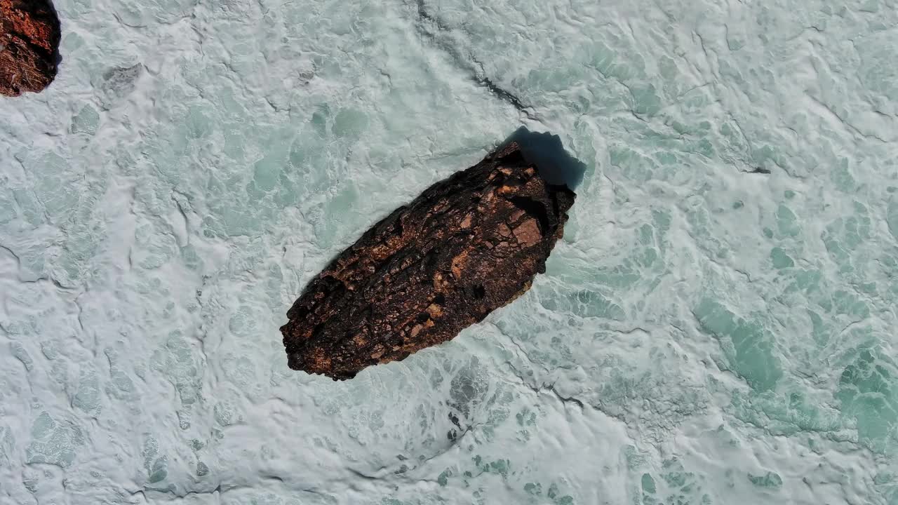 海滩和海浪高高在上视频素材