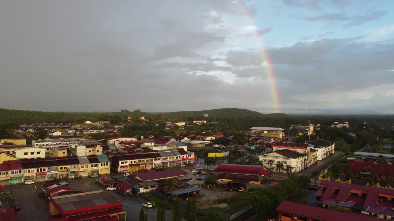 在小镇Serdang，空中拉走了双彩虹视频素材