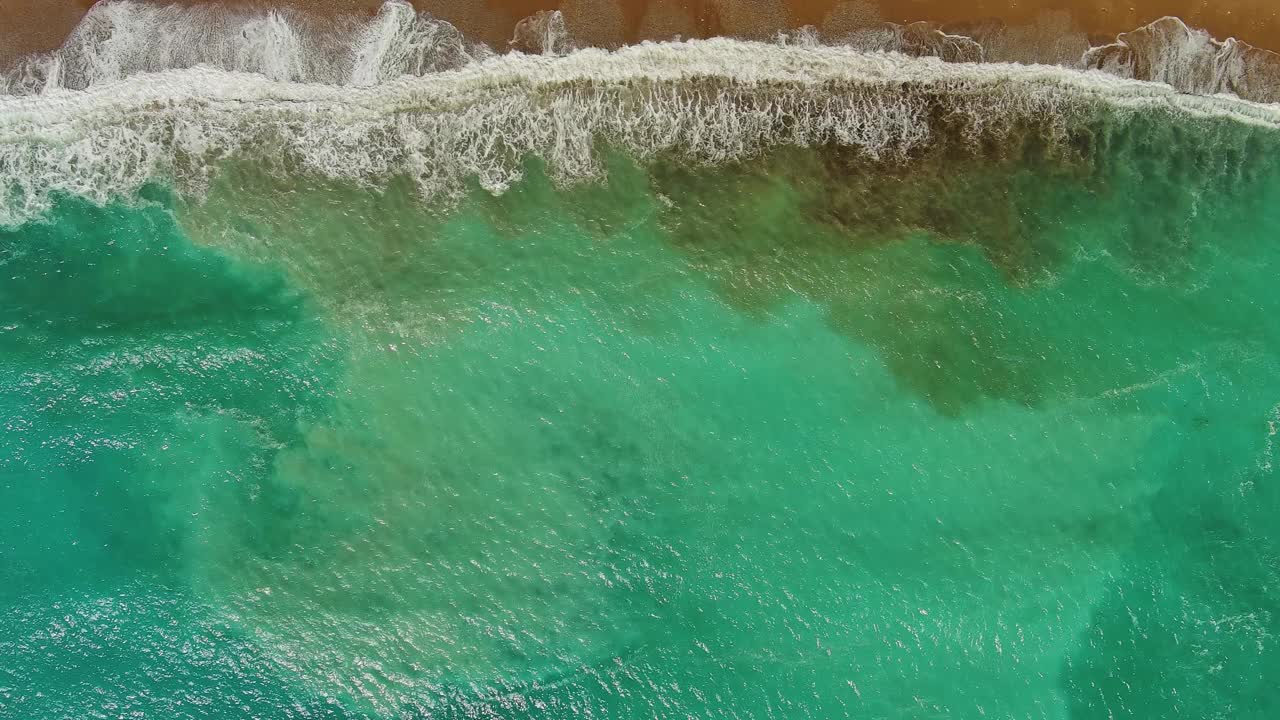 海滩和海浪高高在上视频素材