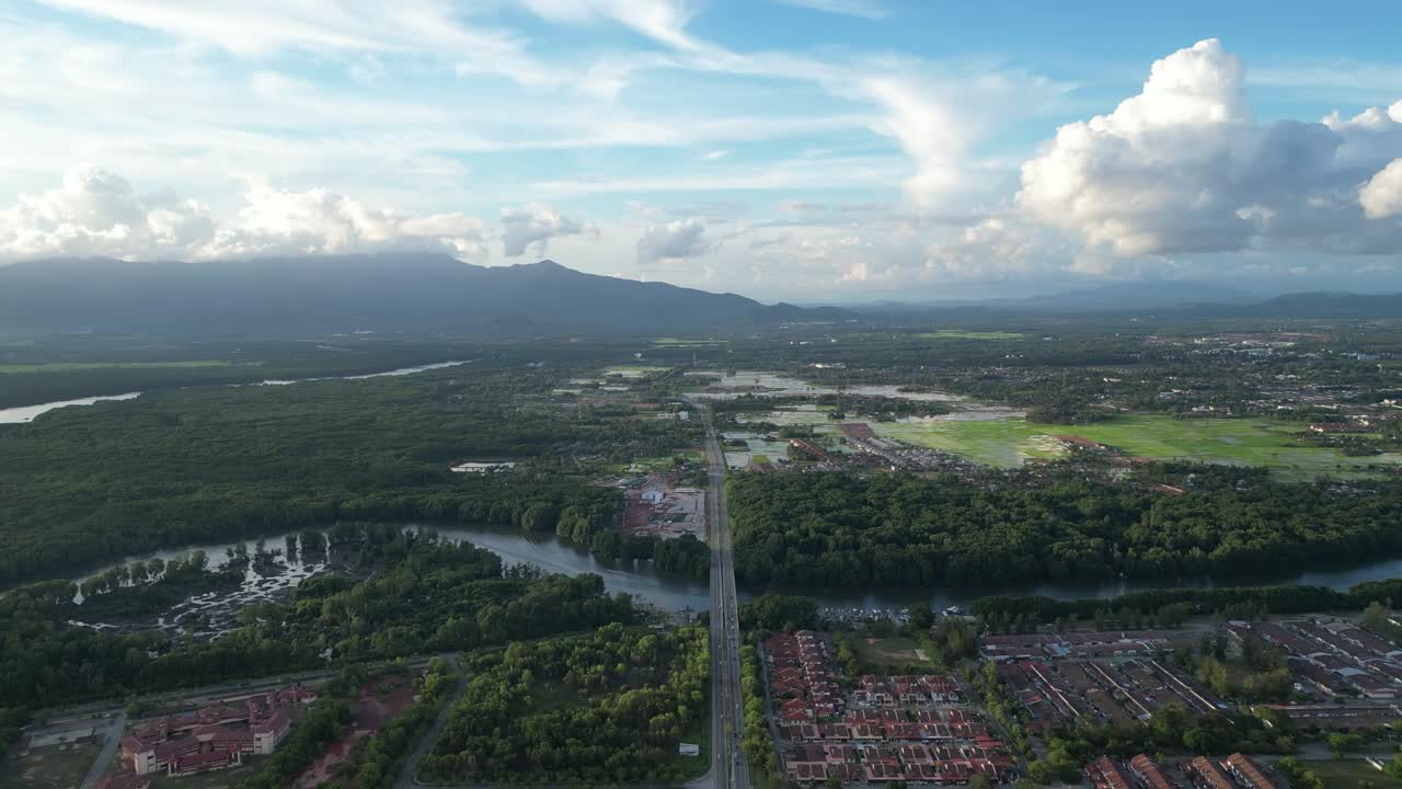 鸟瞰红树林附近的Jalan Lencongan Barat桥视频素材