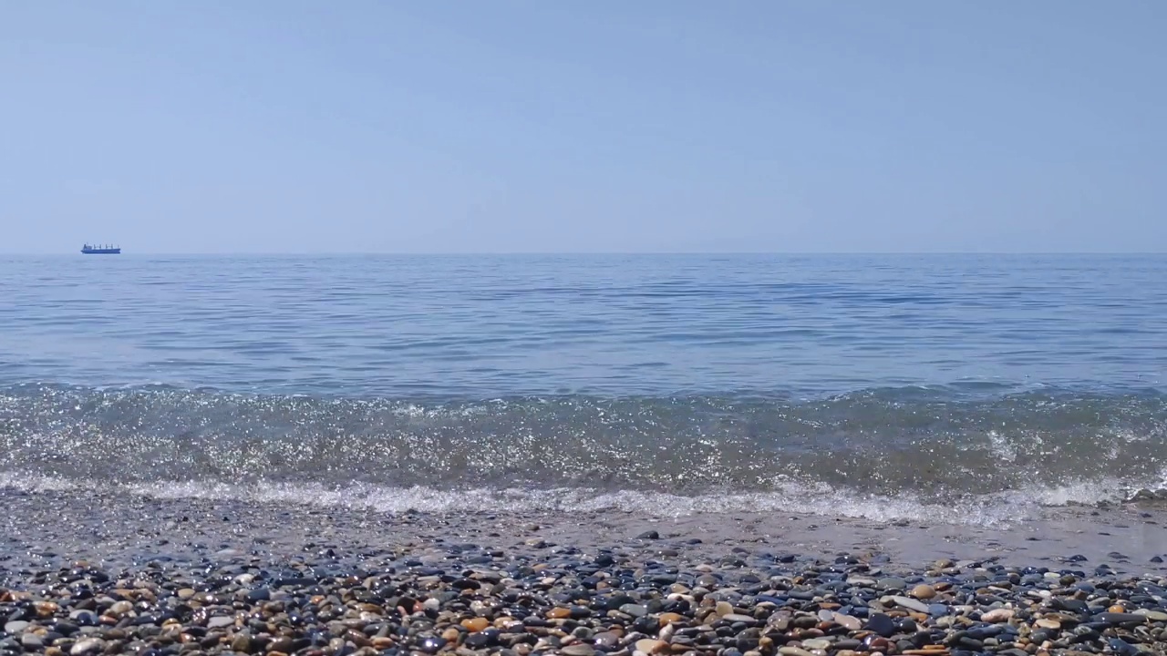 在一个阳光明媚的日子里，海卵石海岸视频素材