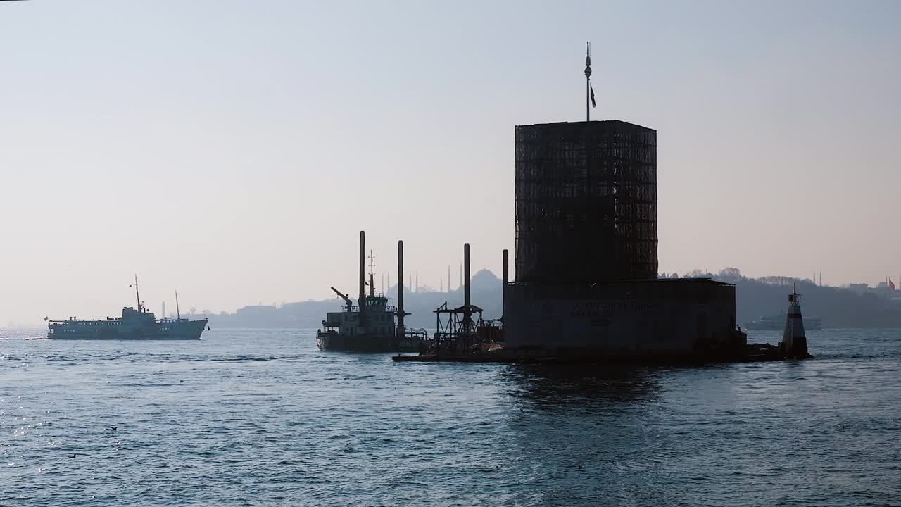 少女塔在维修时关闭。博斯普鲁斯海峡海景，伊斯坦布尔，土耳其视频素材