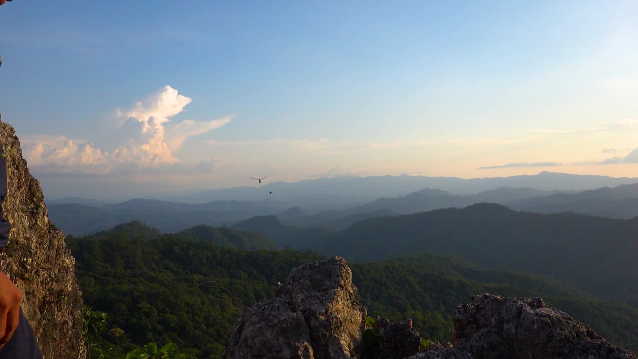 登山者站在山顶看日落冒险精神，成功，自然，美丽，成功，自由，探索视频素材