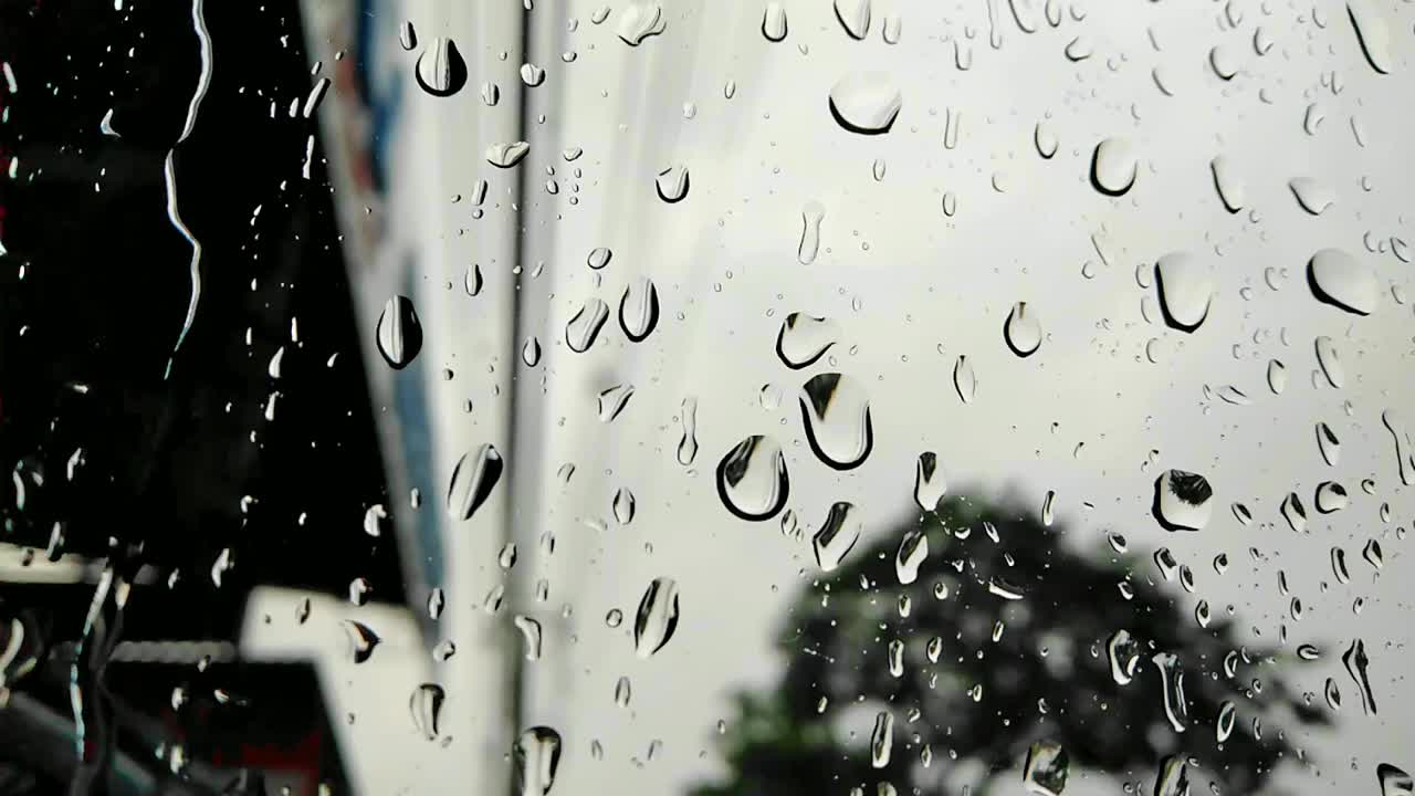 雨滴在玻璃上流动，雨季天气预报视频下载