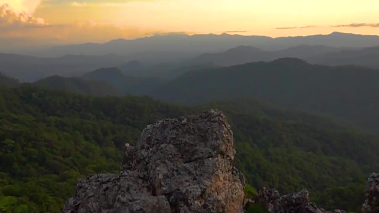 人沿着山走到山顶。穿靴子的游客走在石头路上，背景是美丽的风景。旅行理念活跃人在胜利的路上近距离前进视频下载