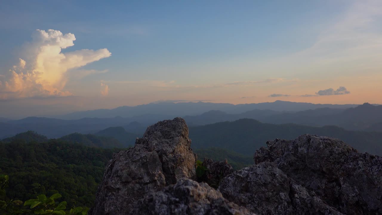 登山者站在山顶看日落冒险精神，成功，自然，美丽，成功，自由，探索视频下载