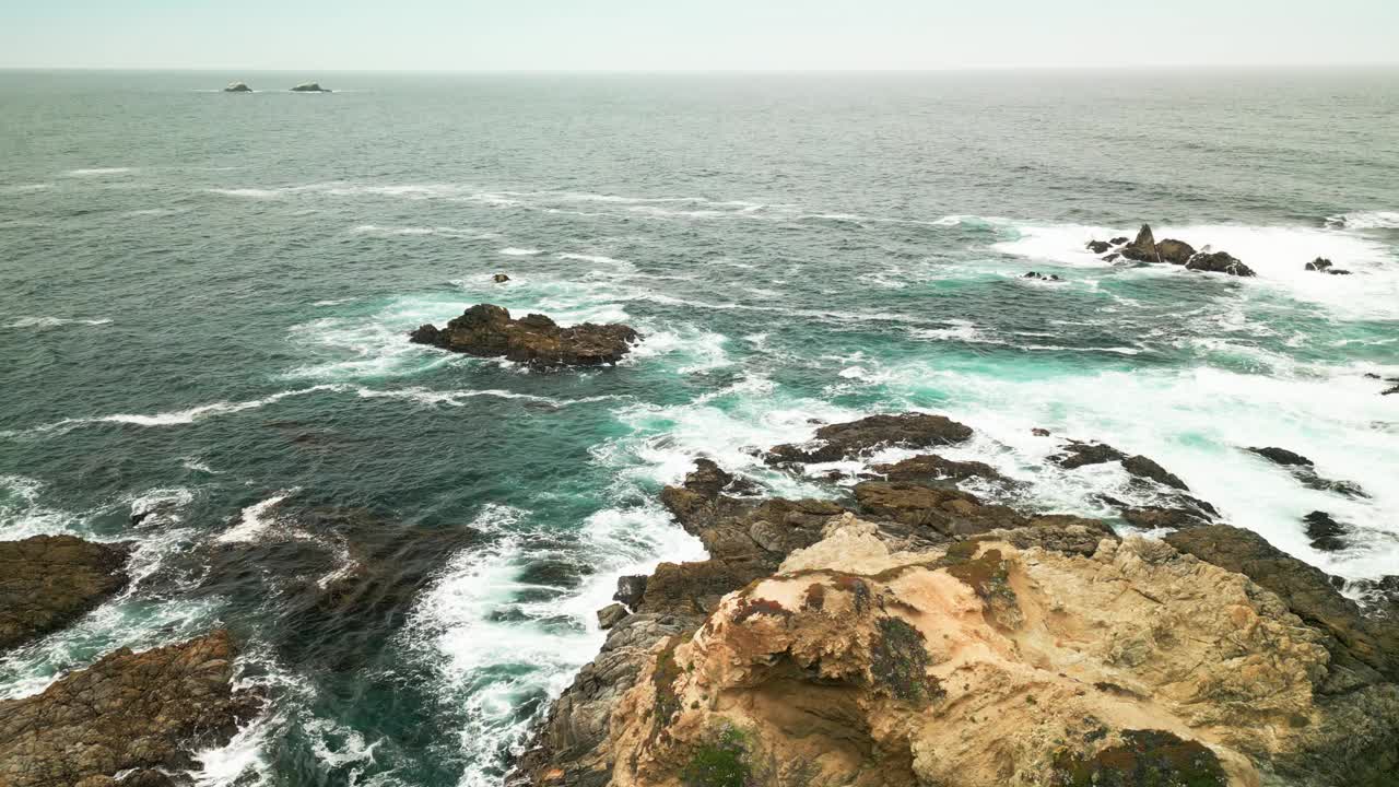 无人机拍下了太平洋海岸的岩石海浪视频下载