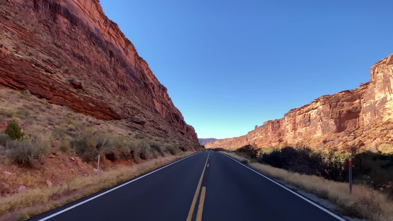 驾车穿过犹他州摩押附近令人惊叹的风景视频素材