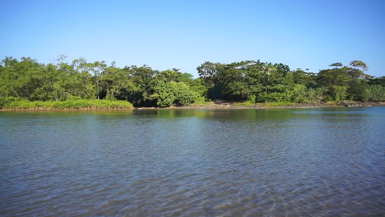 美丽的自然风光自然全景，白天蔚蓝的天空下，海边的海水和海浪视频素材