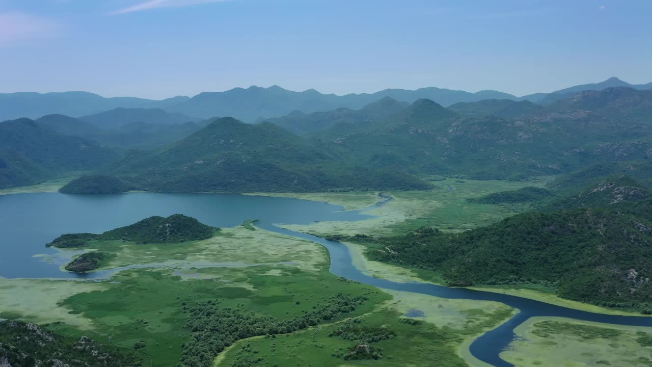 夏季群山之间的斯卡达尔湖视频素材