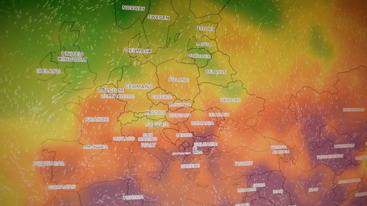 欧洲上空出现高温。摄像机镜头监控电脑屏幕。视频素材