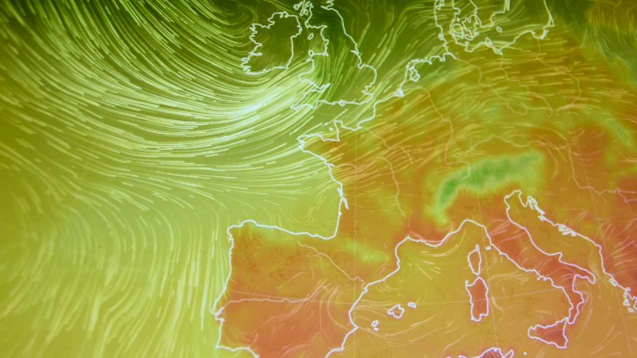 欧洲上空的炎热天气。暖空气变暖。摄像机拍摄电脑屏幕监视器。视频素材