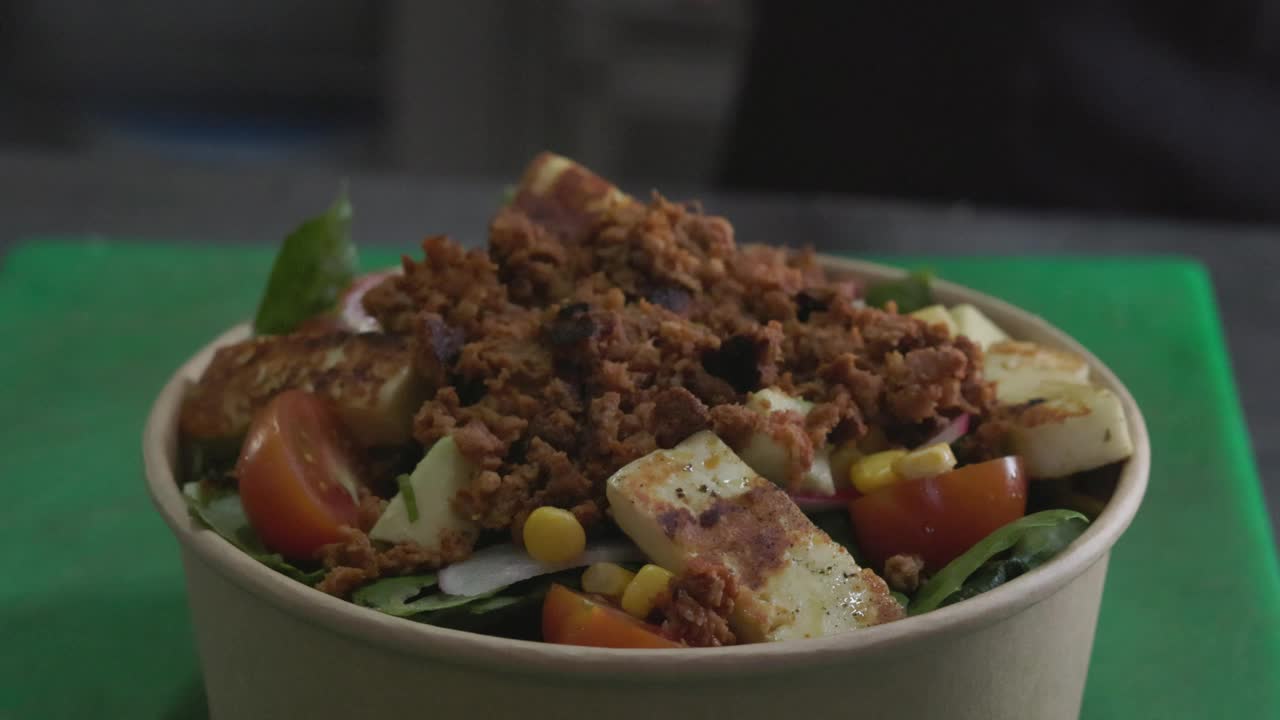 墨西哥食物墨西哥卷饼沙拉碗与莎莎绿视频素材