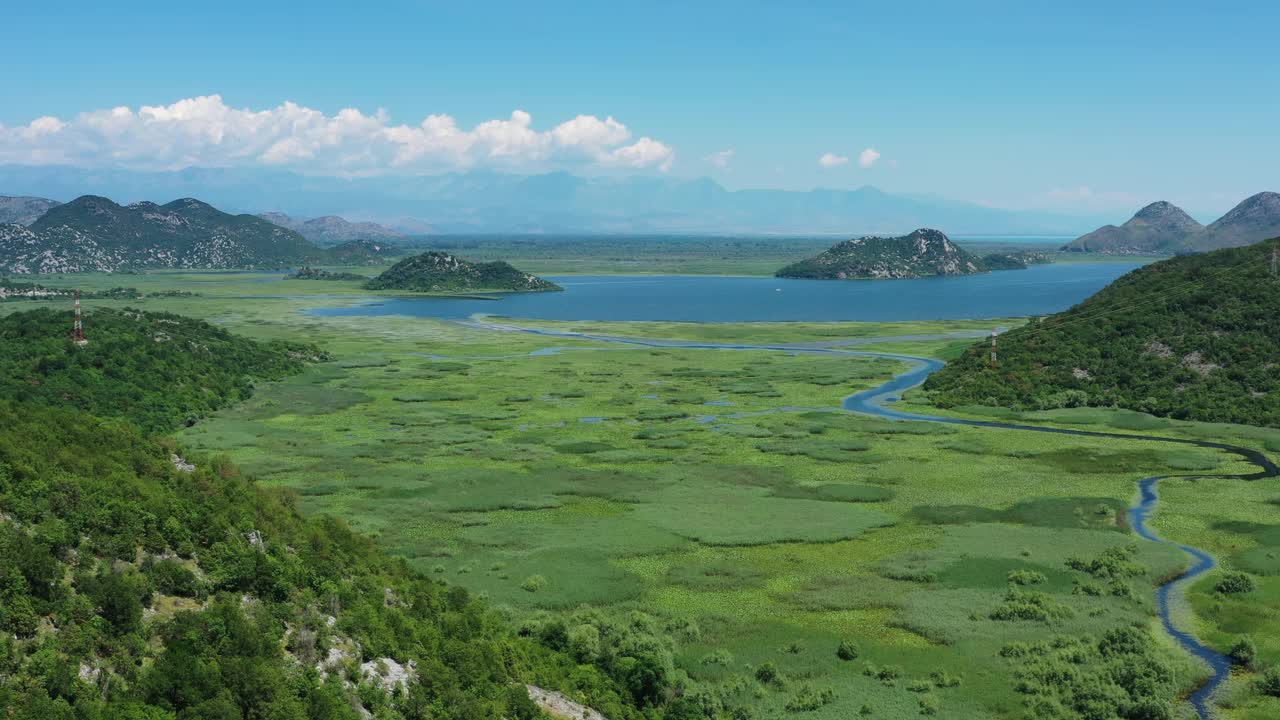 夏季群山之间的斯卡达尔湖视频素材