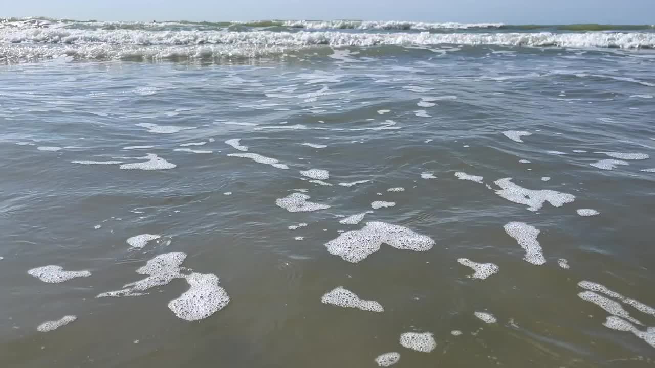 泽布吕赫的北海对着天空，比利时视频下载