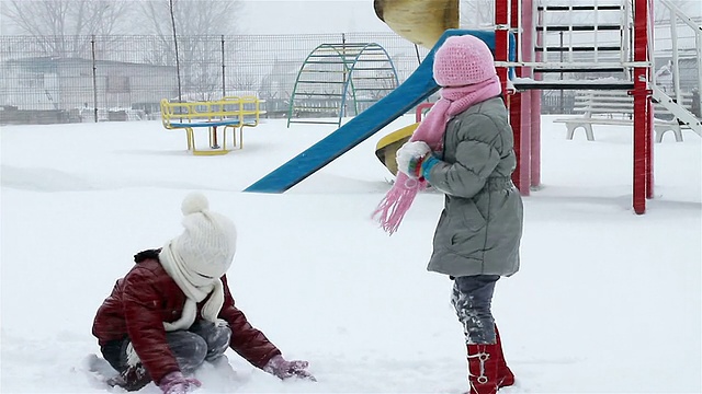 女孩们与雪搏斗视频素材