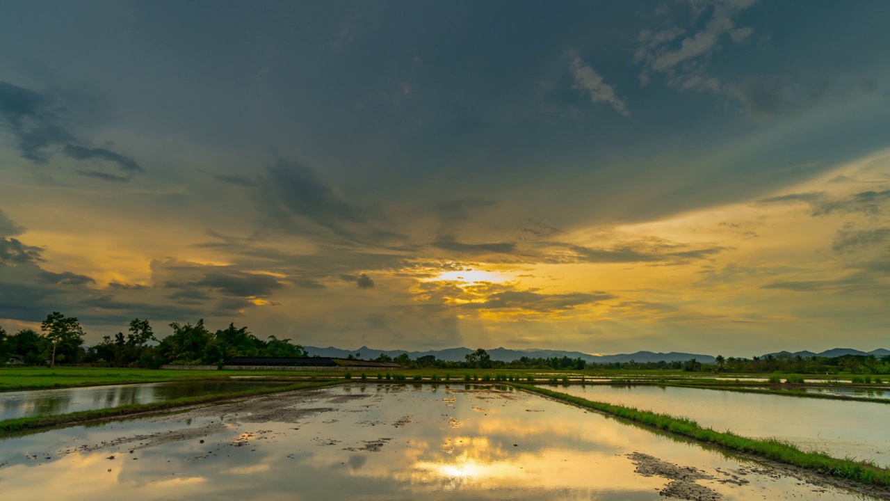 泰国乡村的自然景物场和日落，带准备土，4K延时摄影。视频素材