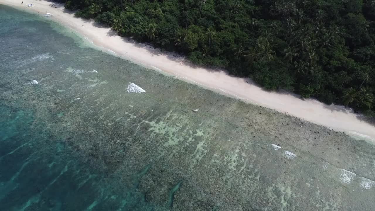 热带岛屿的海岸。视频素材