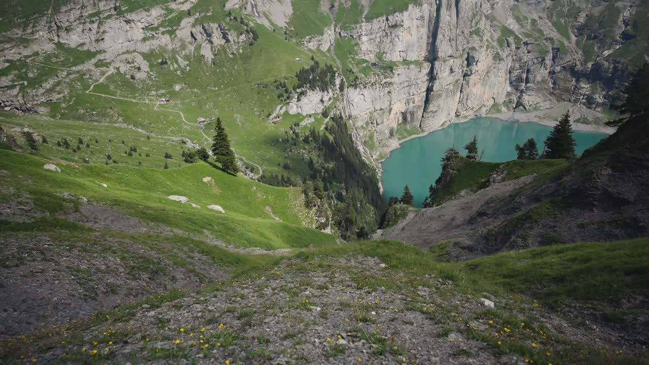 奥斯奇宁湖的空中无人机视图，上面有悬崖和雪峰的高山湖泊视频素材