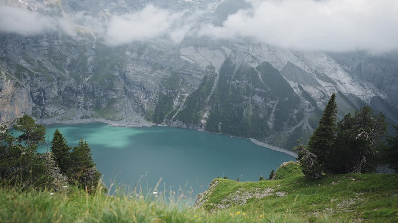 奥斯奇宁湖的空中无人机视图，上面有悬崖和雪峰的高山湖泊视频素材